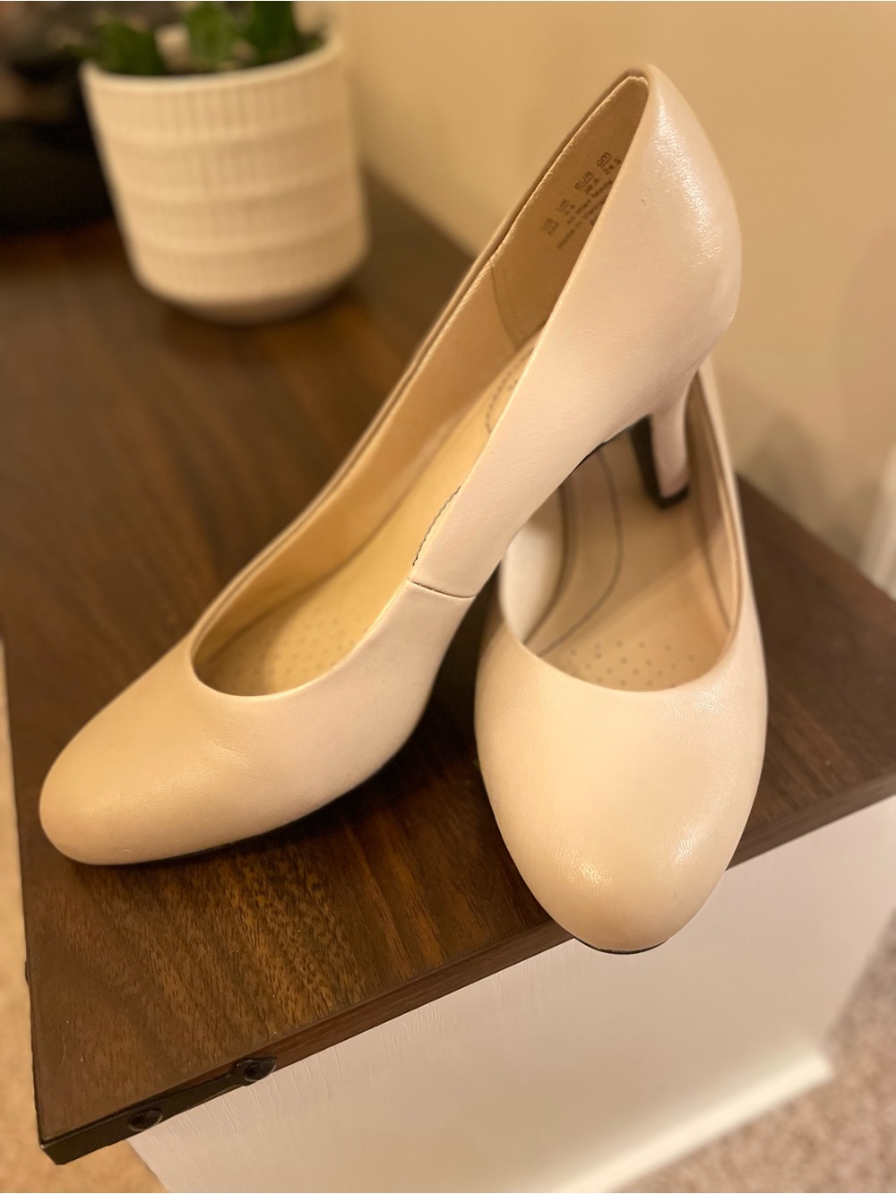 Life Stride Women's Blush Beige Round-Toe Pumps